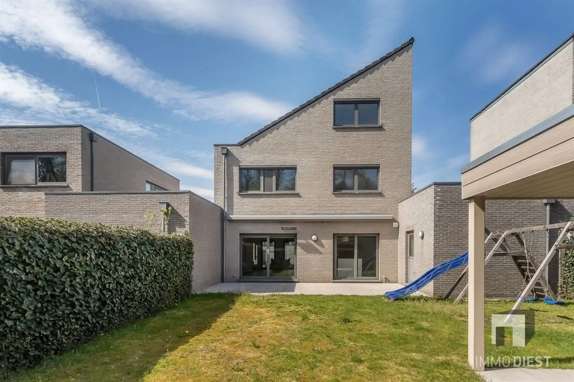 Ruime woning met 4 slaapkamers, 2 badkamers, garage en zonnige tuin foto 12