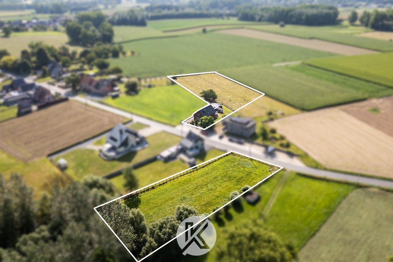 Robuuste woning met omliggende weides foto {{pictureIndex}}