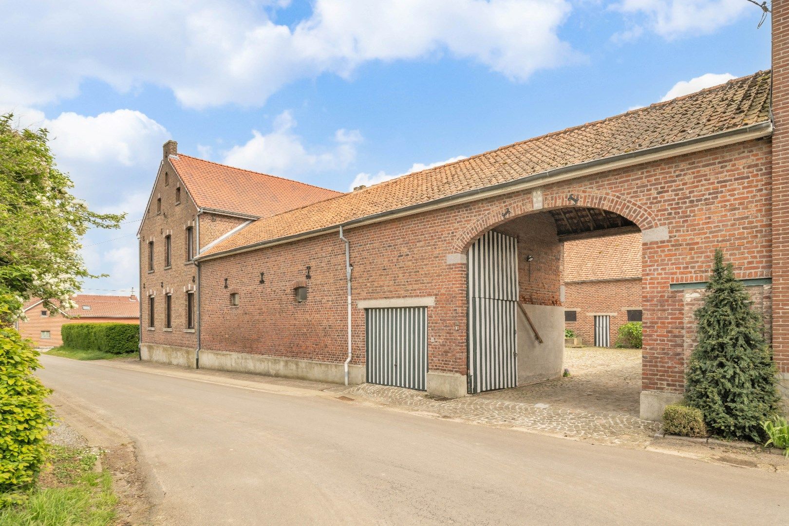 Authentieke vierkantshoeve met prachtige binnenplaats en achterliggende weide op 66a 36ca  foto 3