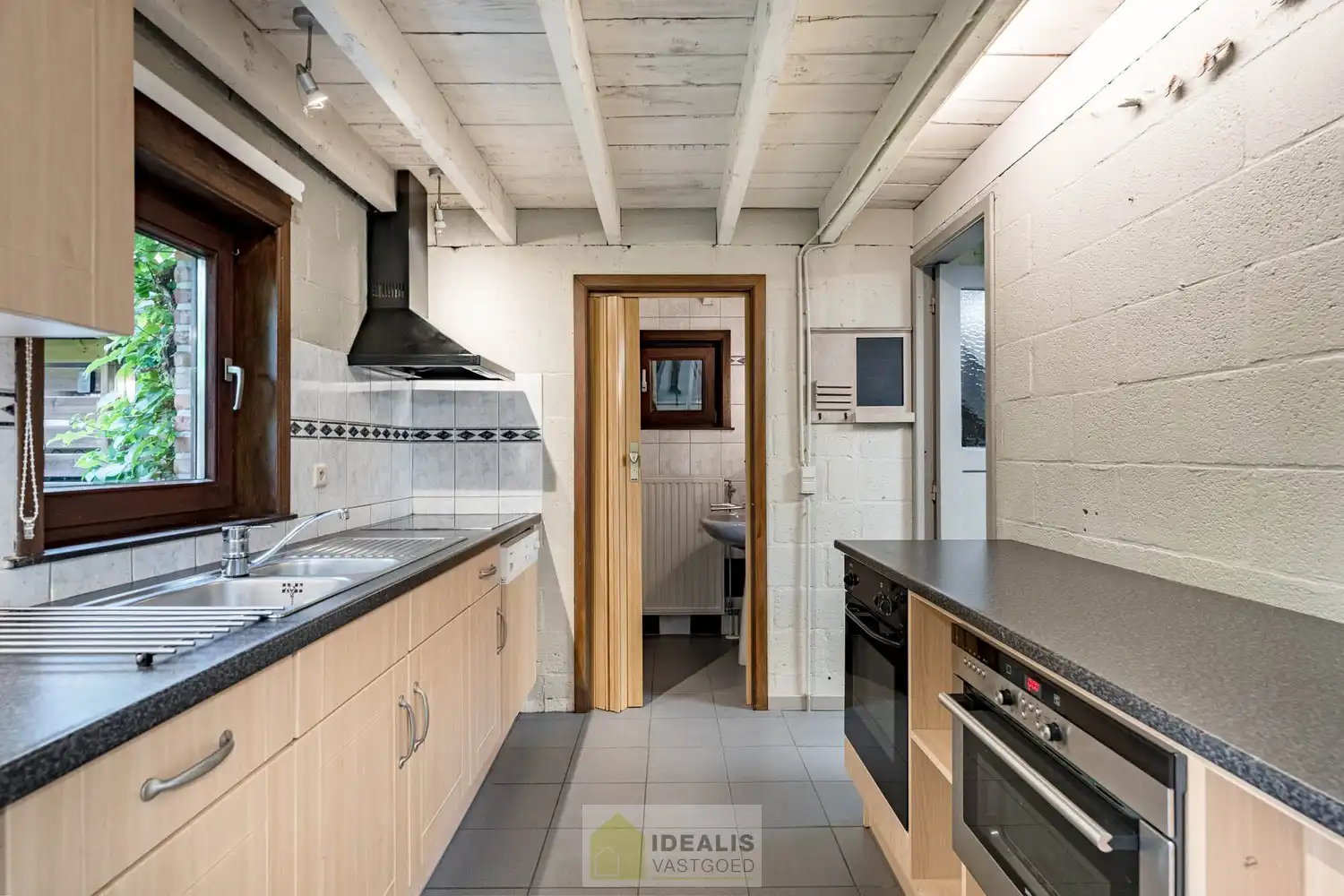 IDYLLISCH GELEGEN BIJZONDERE EIGENDOM BESTAANDE UIT RIANT WOONHUIS, APART BEWOONBAAR BIJGEBOUW EN ATELIER OMGEVEN DOOR EEN SCHITTERD AANGELEGDE TUIN EN WEILAND. Het domein is toegankelijk zowel aan de mooie Urnenveldstraat doch ook via een uitzonderlijk mooie oprijlaan toegankelijk langs de boszijde van het perceel. Deze vrijstaande woning, gebouwd in 1986, beschikt over een sfeervolle leefruimte in vol contact met de tuin en biedt een heerlijke atmosfeer dankzij de centraal geplaatste speksteenkachel. Op de verdieping beschikt de woning over slaapkamers en sanitair. Een absolute meerwaarde is het afzonderlijk volledig ingericht bijhuisje, centraal op het perceel, voorzien van alle woonfaciliteiten. Verder is er de mogelijkheid om wonen/werken te combineren via het knap afgewerkte atelier, met vergezicht op het eigen weiland. Geschikt voor kandidaten op zoek naar een ruime en instapklare parel met een idyllische uitstraling! foto 42