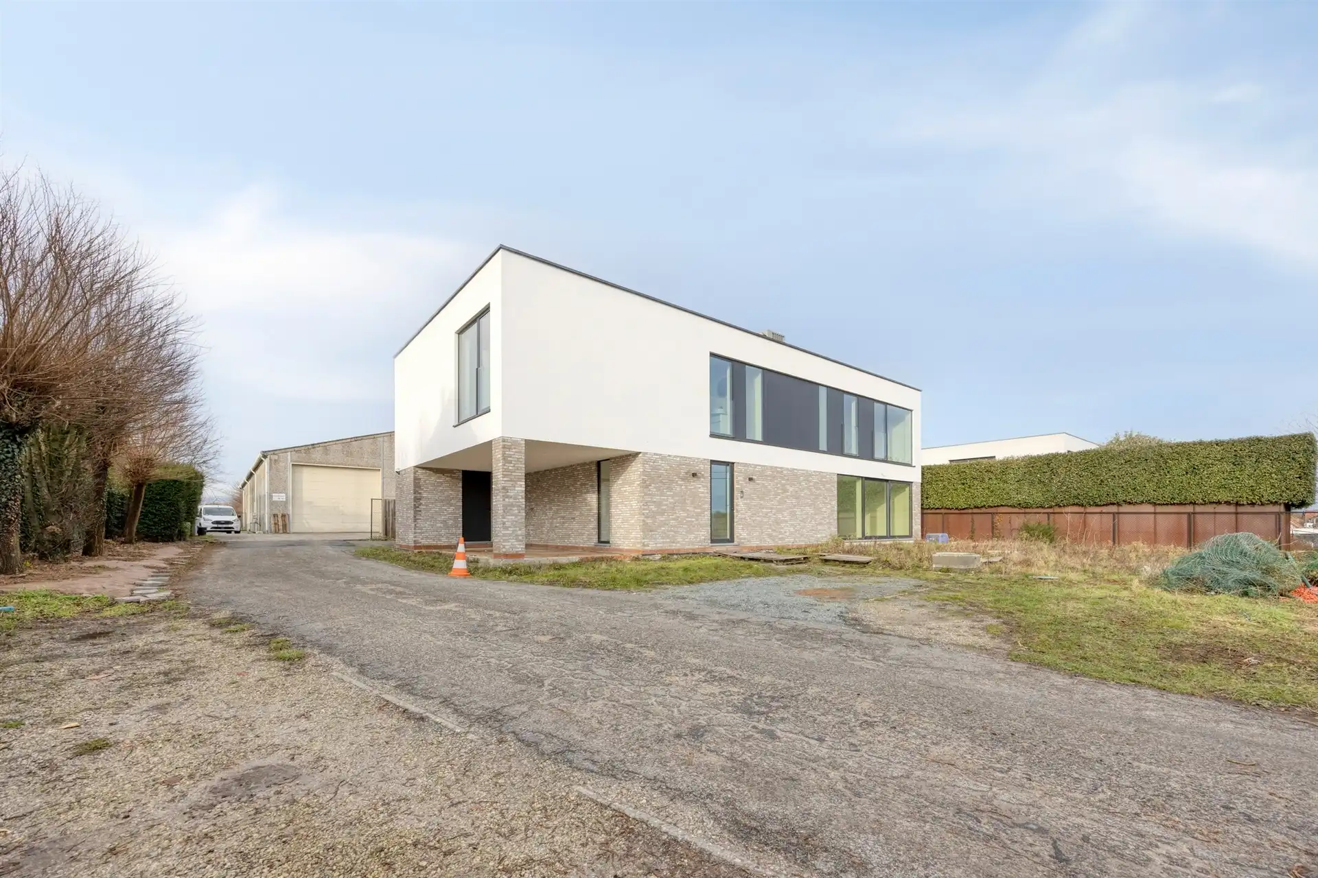 Commercieel gelegen, nieuwbouw praktijkruimte met wachtzaal en private parking! foto 2