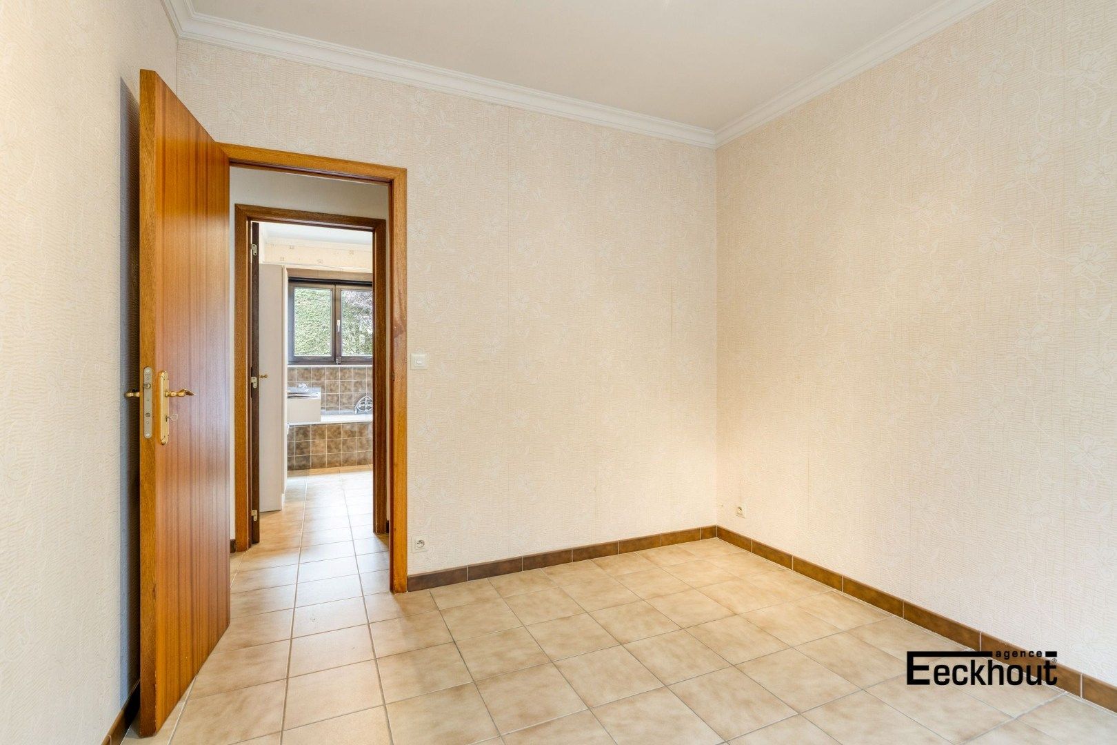 Verzorgde villa met garage in een brede, rustige straat in residentiële wijk! foto 14