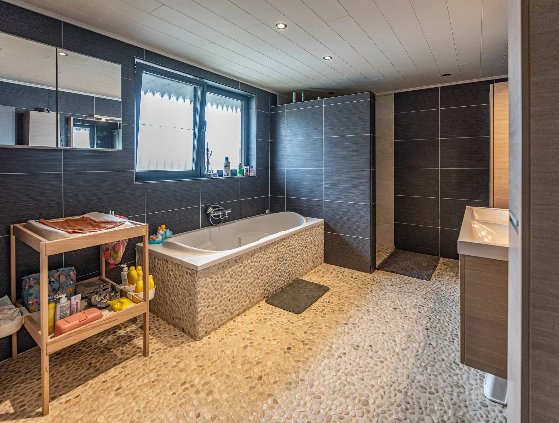 Moderne gezinswoning met inpandige garage en grote tuin. foto 14