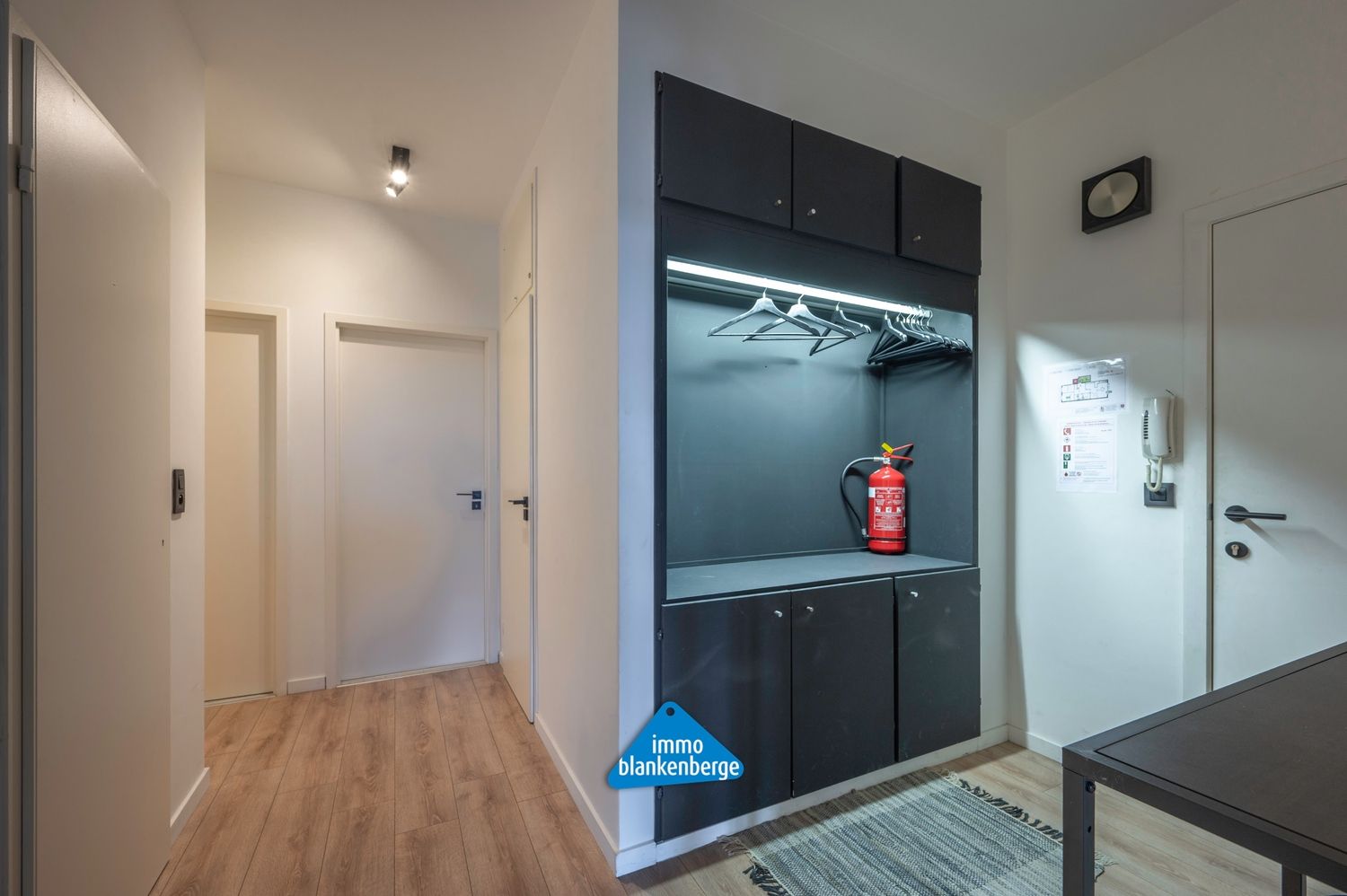 Modern gerenoveerd appartement met twee slaapkamers op een toplocatie foto 18