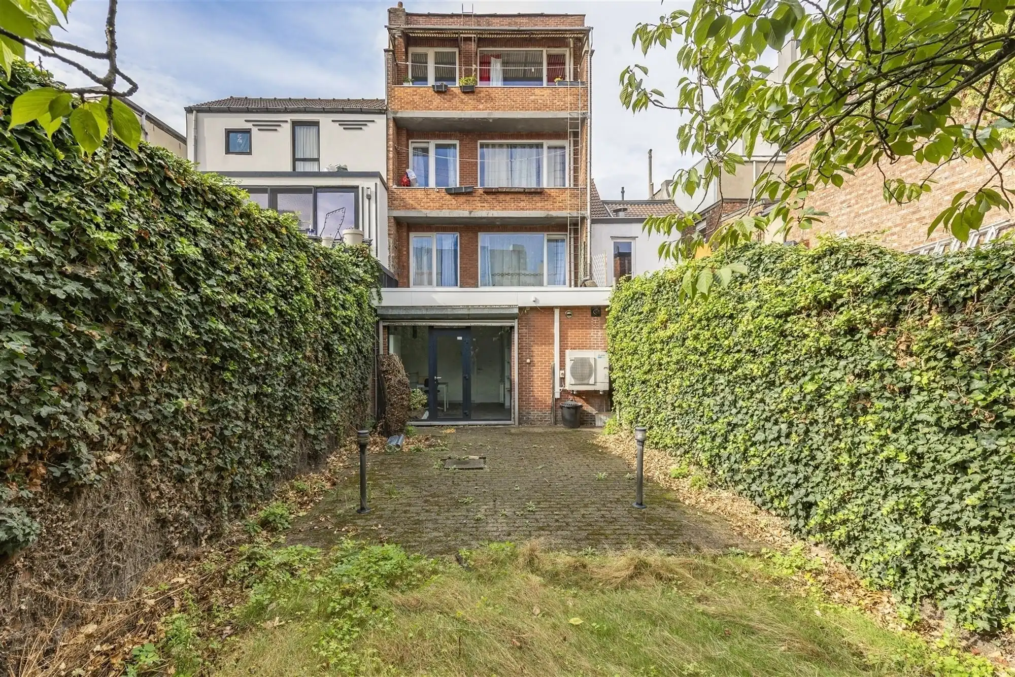 Vergund appartementsgebouw met 3 appt, handelsglvl en tuin in Merksem! foto 2