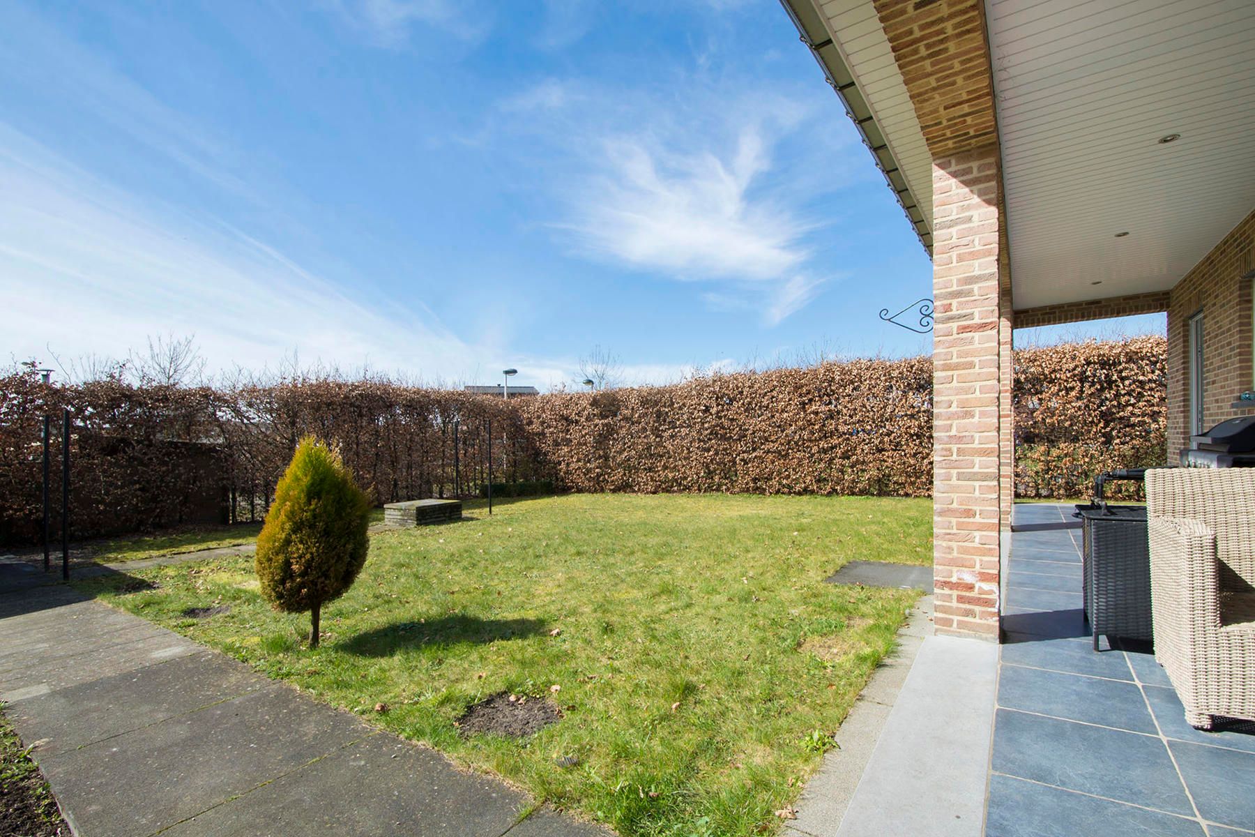 Ruime woning met 4 slaapkamers en tuin+ volledige kelder. foto 2