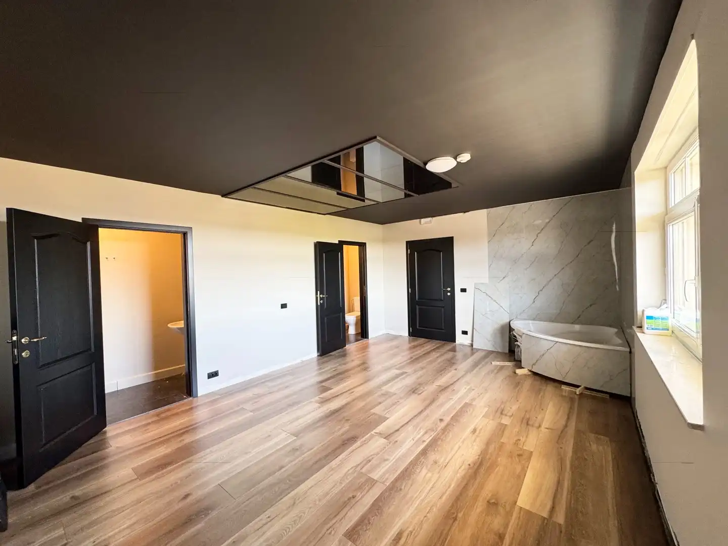 Unieke en ruime villa met 8 slaapkamers, lift, zonnepanelen en 10 parkeerplaatsen op riant perceel van 2.313 m² foto 15