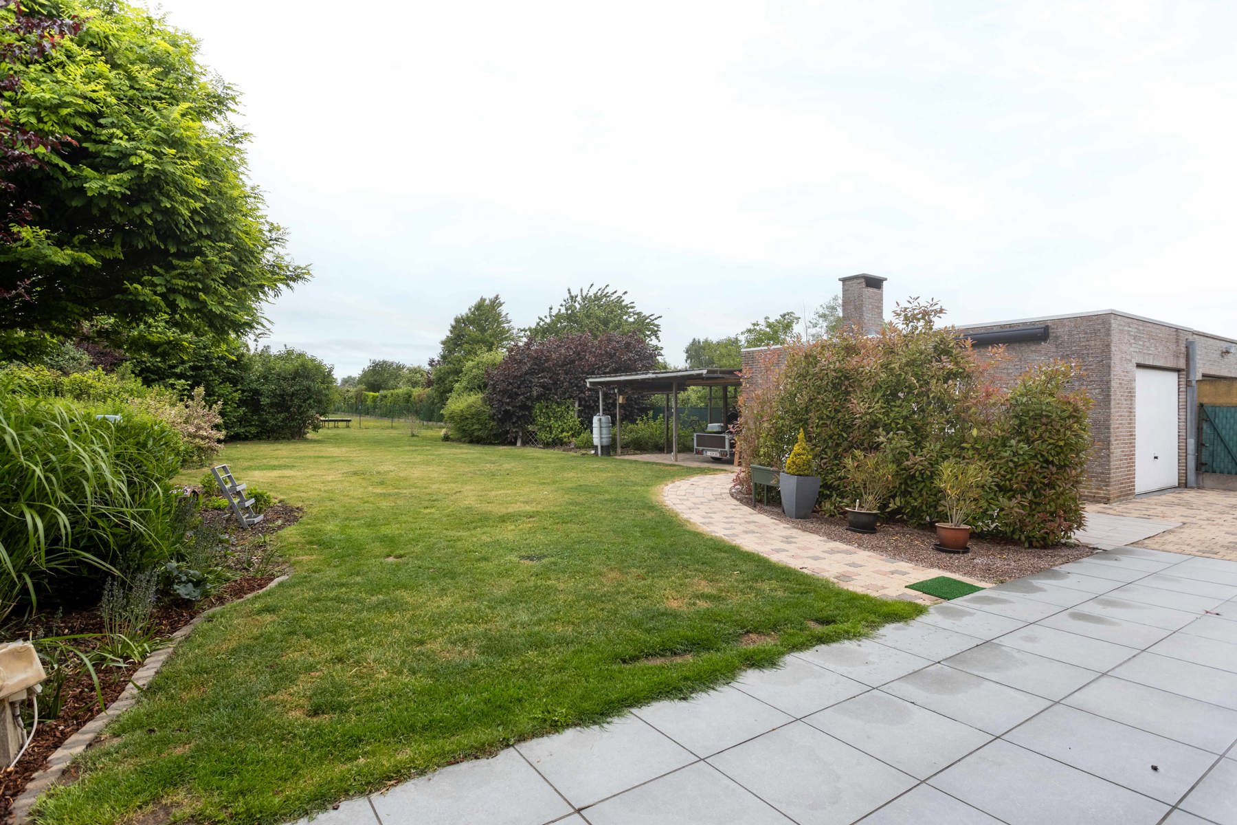 Instapklaar woning met 4 slpk, tuin + dub. garage foto 23