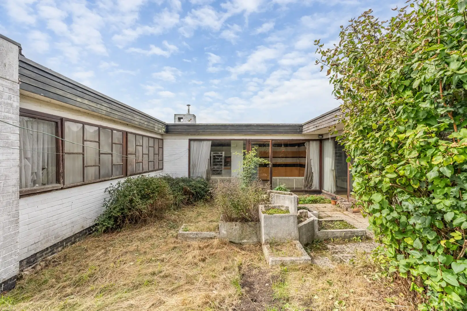 Hoofdfoto van de publicatie: Karaktervolle patio-bungalow met renovatiepotentieel in doodlopende straat te Herent