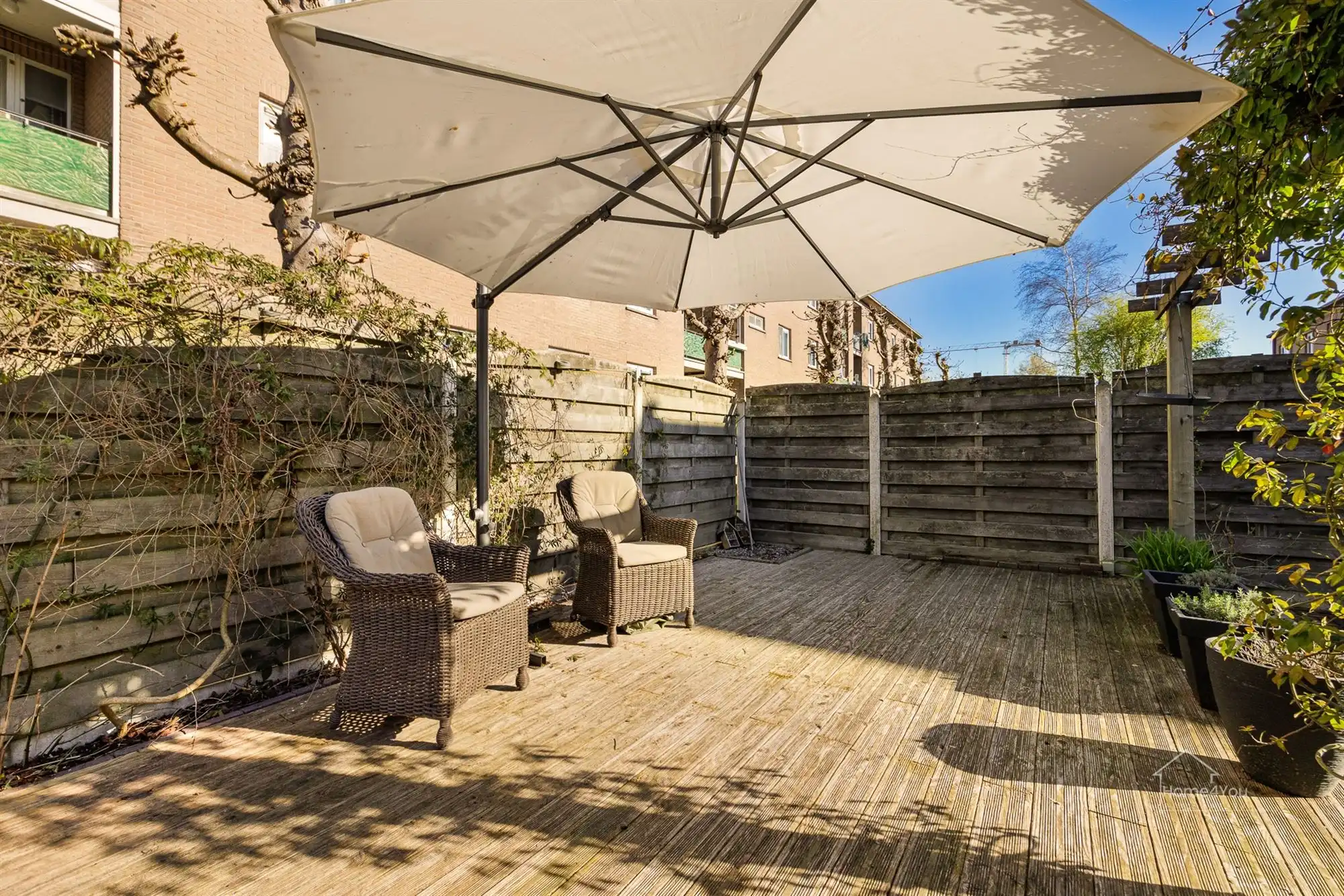 Ruime gezinswoning met 5 slaapkamers en tuin foto 3