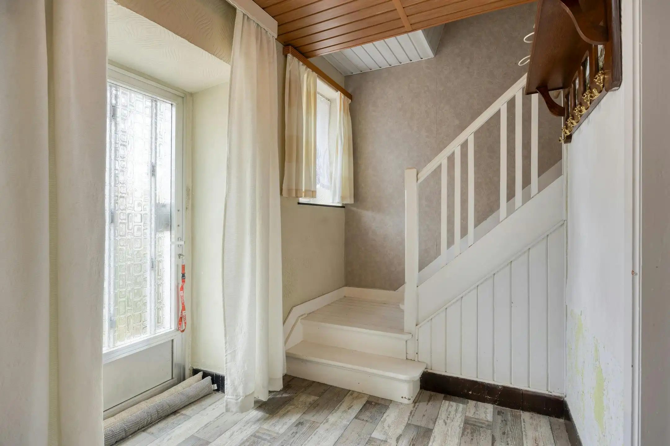 Te renoveren woning met zonnige tuin in Genk foto 2