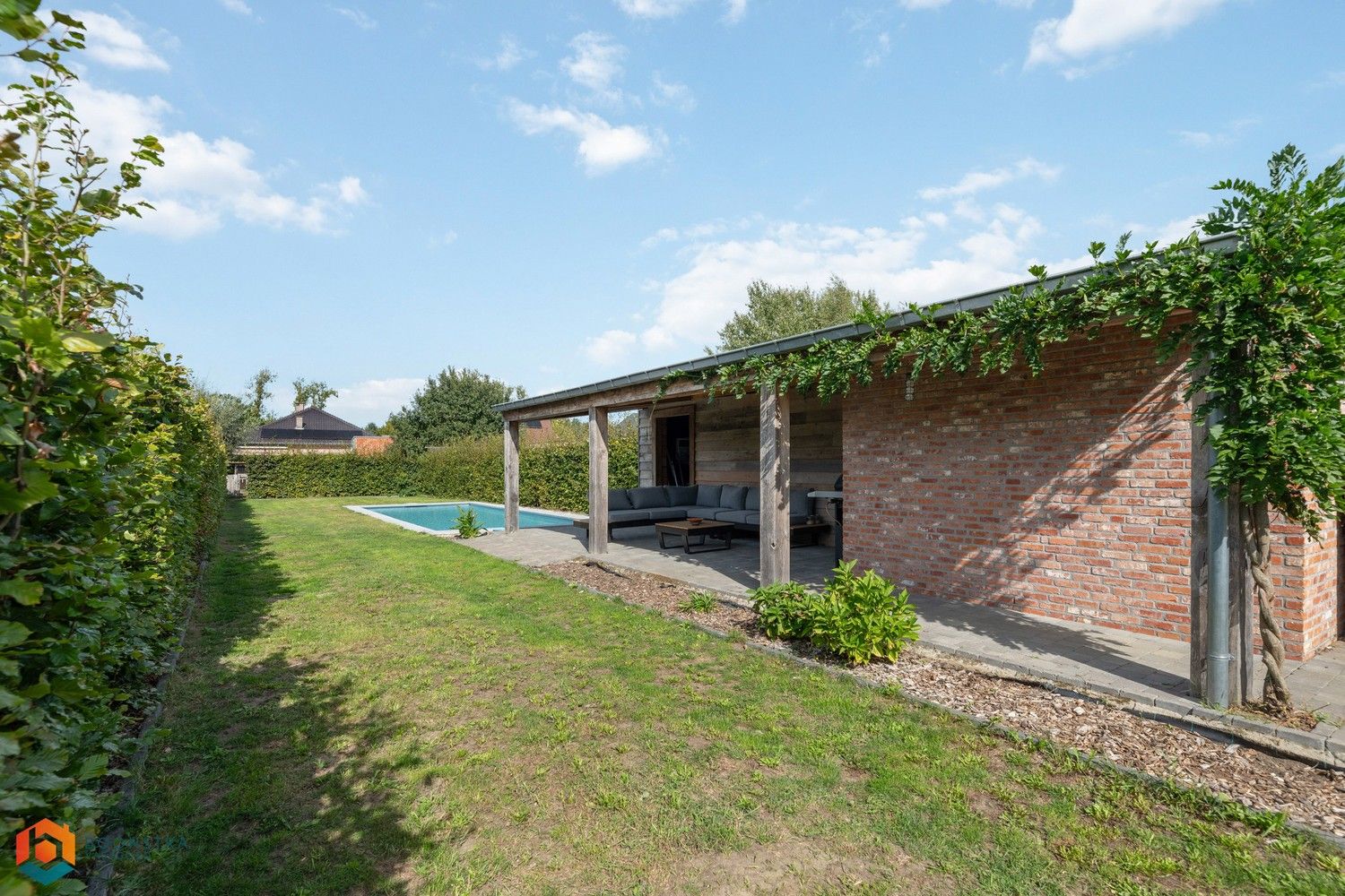 Recente en energiezuinige woning met mooie tuin en zwembad foto 10