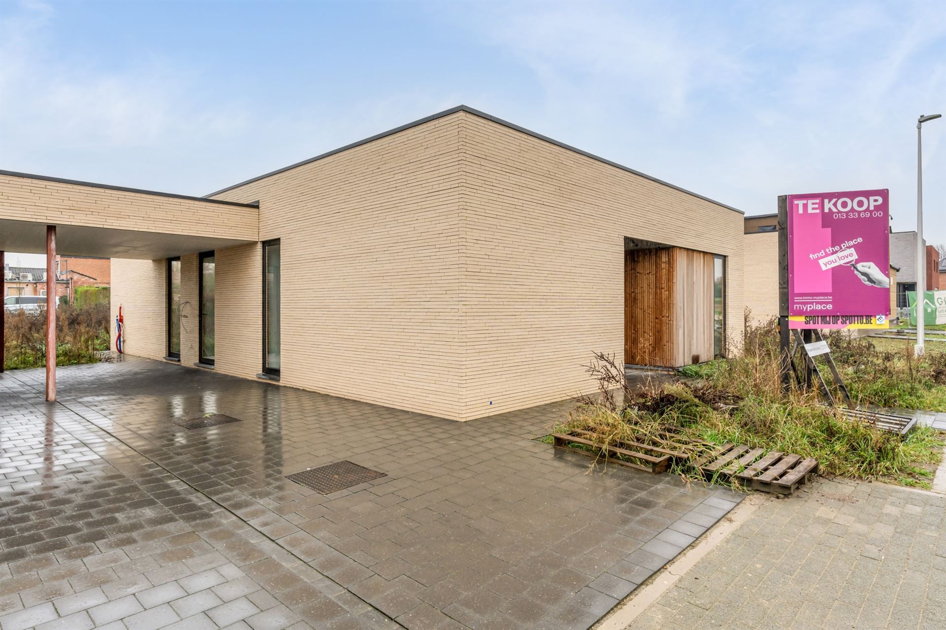 Gelijkvloerse woning met carport en tuin. foto 26