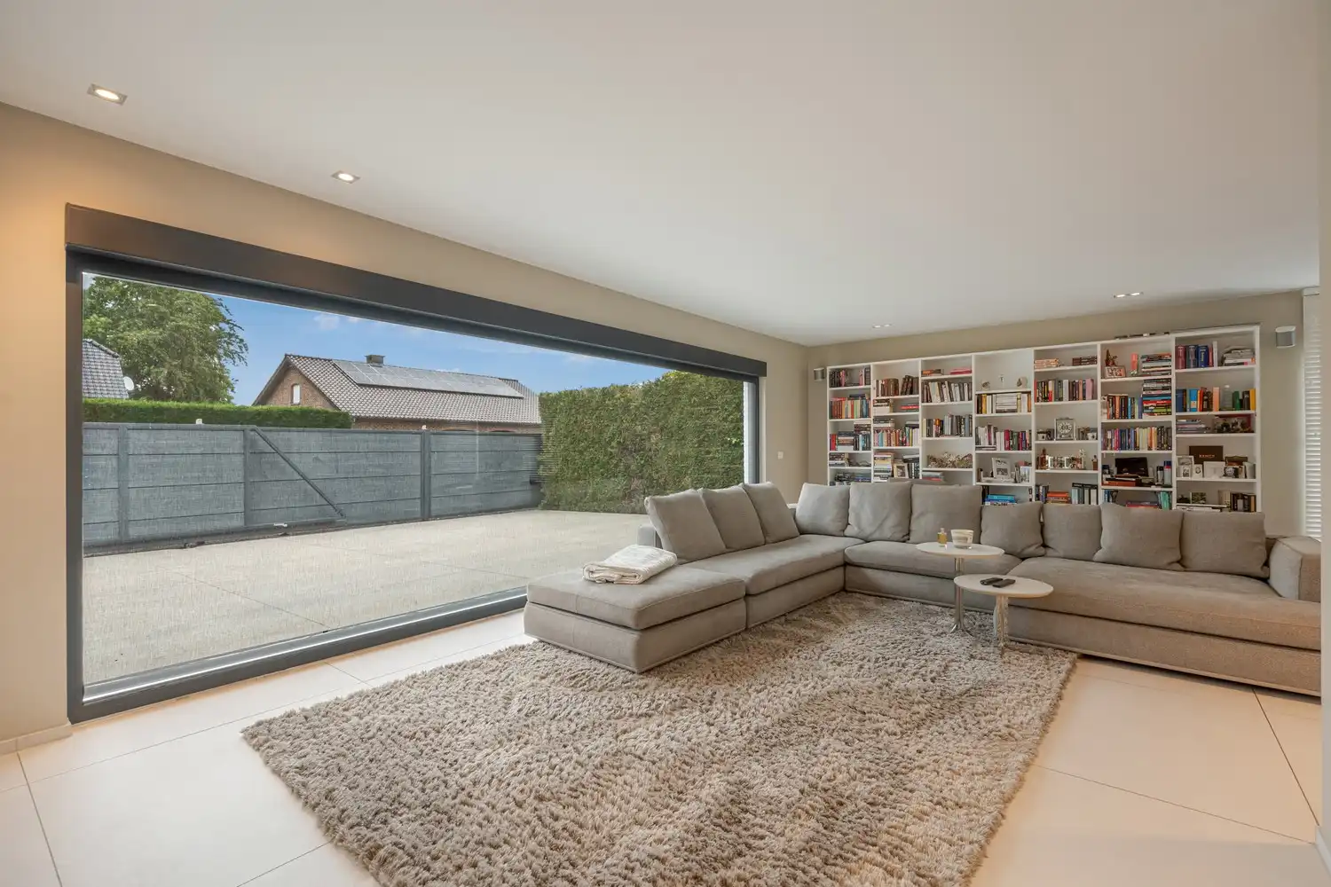 Exclusieve recente villa met verwarmd zwembad, vier garages en inclusief bouwgrond van 10a in een groene omgeving foto 18