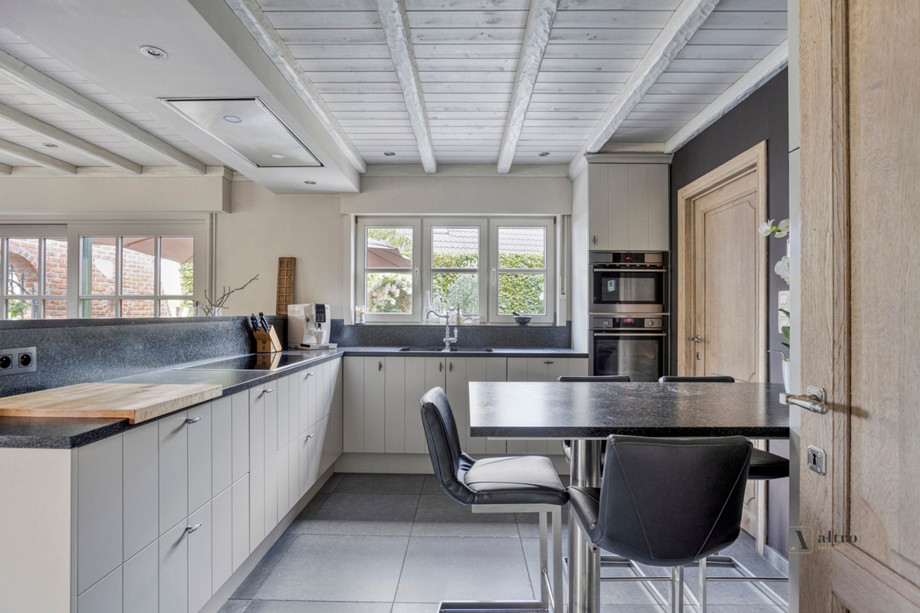 Prachtige en instapklare villa in landelijke stijl  foto 8