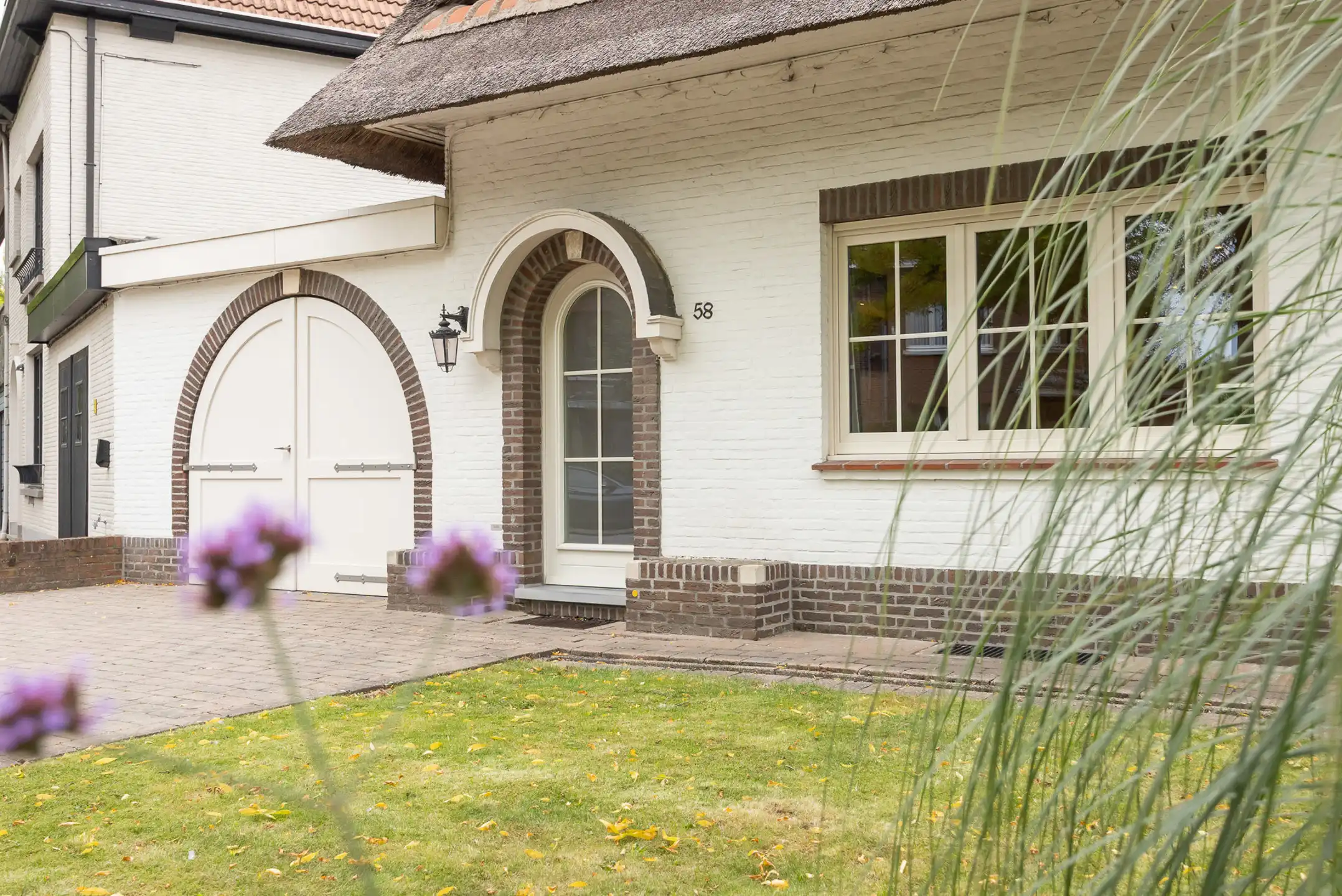 Charmante rietgedekte HOB met garage foto 2