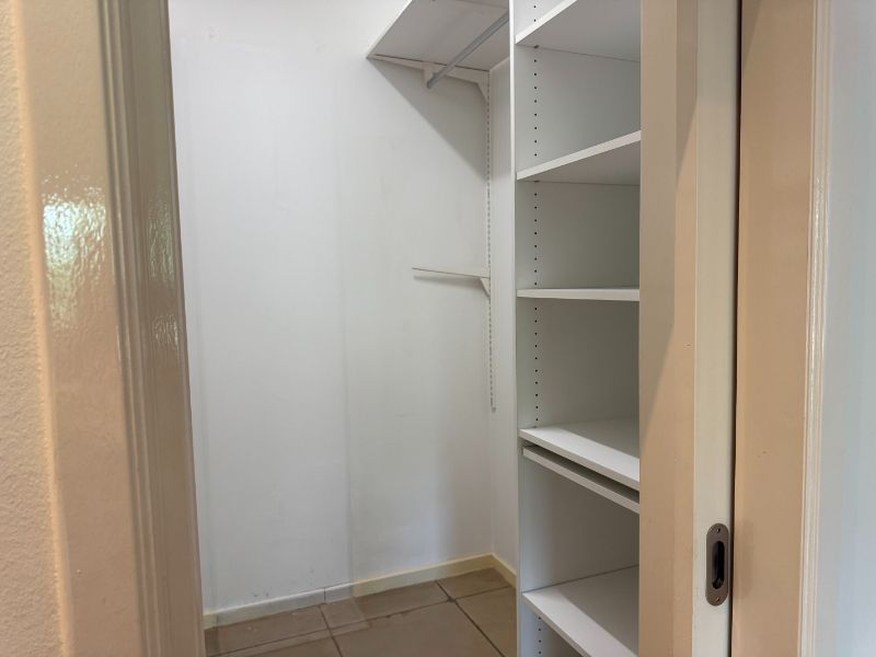 TE HUUR villa in rustige buurt foto 15