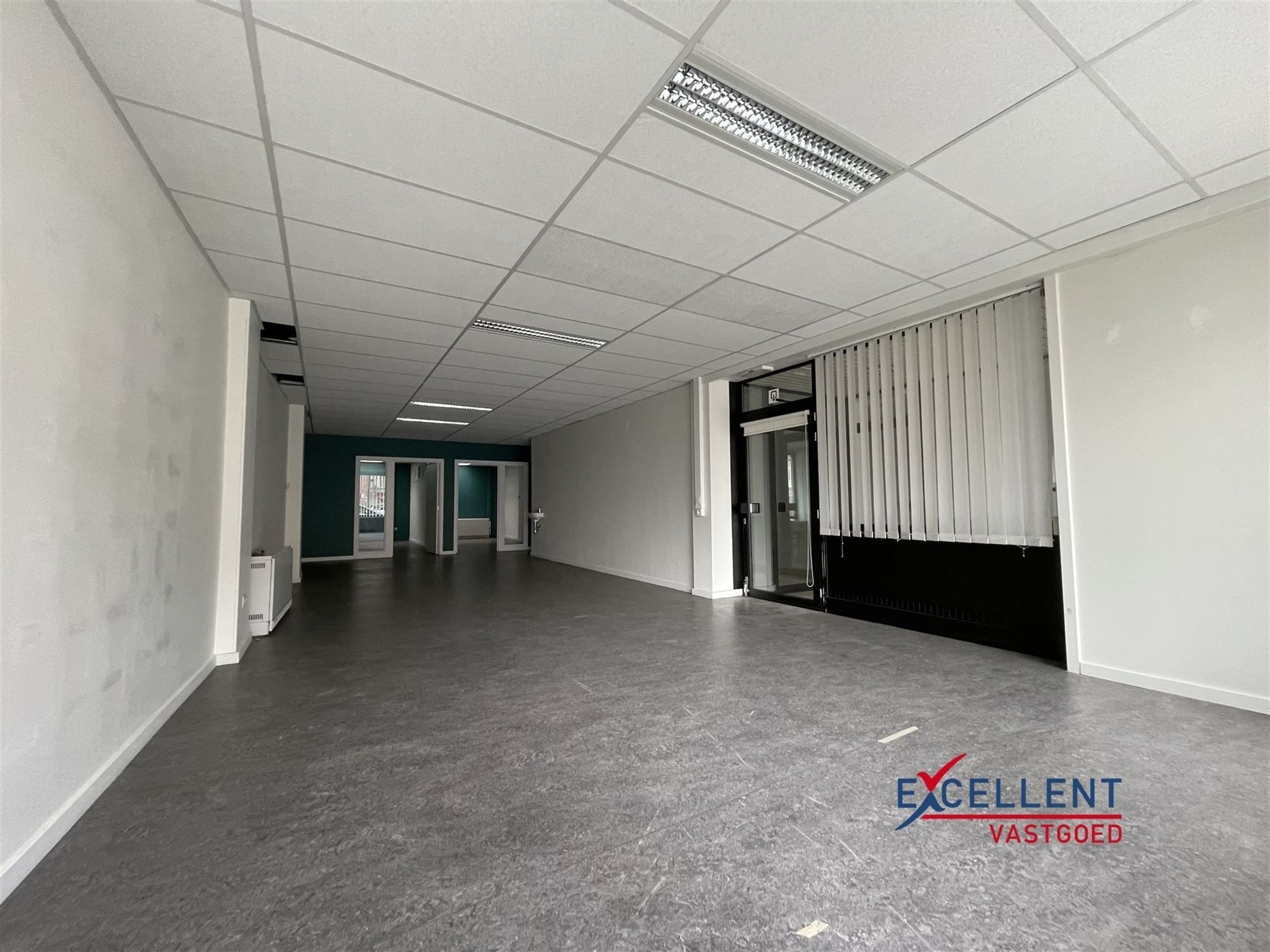 Zeer ruime handelsruimte te huur op de Markt van Deinze foto 2