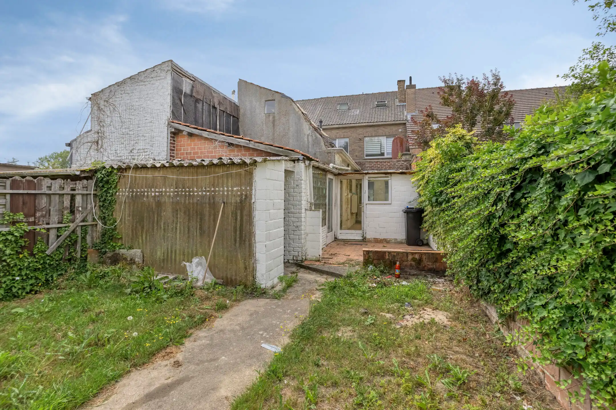 Ruime rijwoning met 4 slaapkamers en renovatiepotentieel foto 19