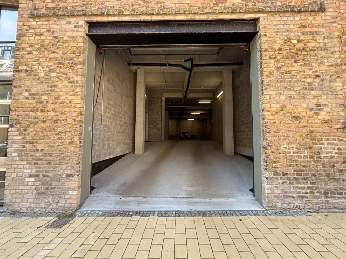 Uiterst centraal gelegen parkeerplaats foto 2