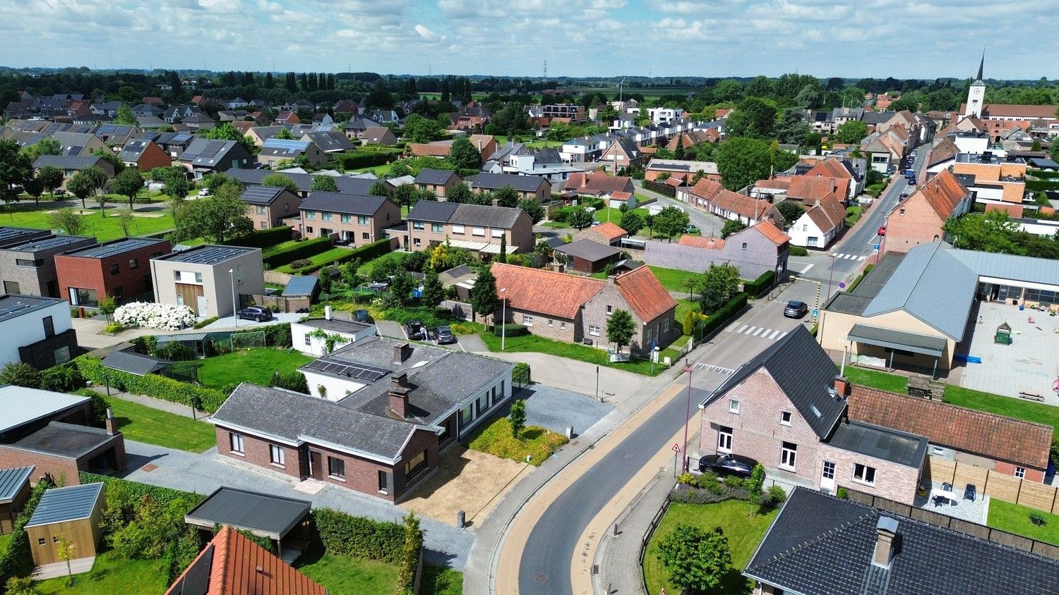 Lichtrijke half-open gezinswoning met ruim bijgebouw te Landegem foto 1