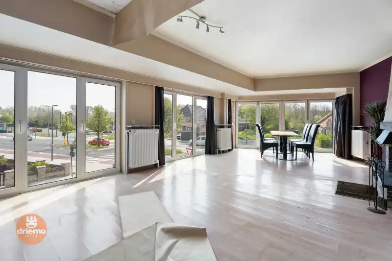 Ruime woning met handelspand foto 2