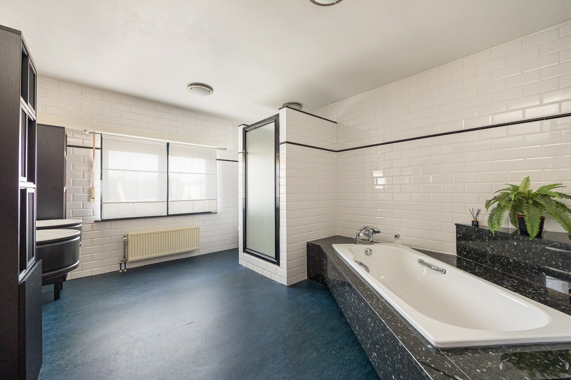 Ruime woning met vijf slaapkamers, vijver en zwembad op 977 m². foto 12