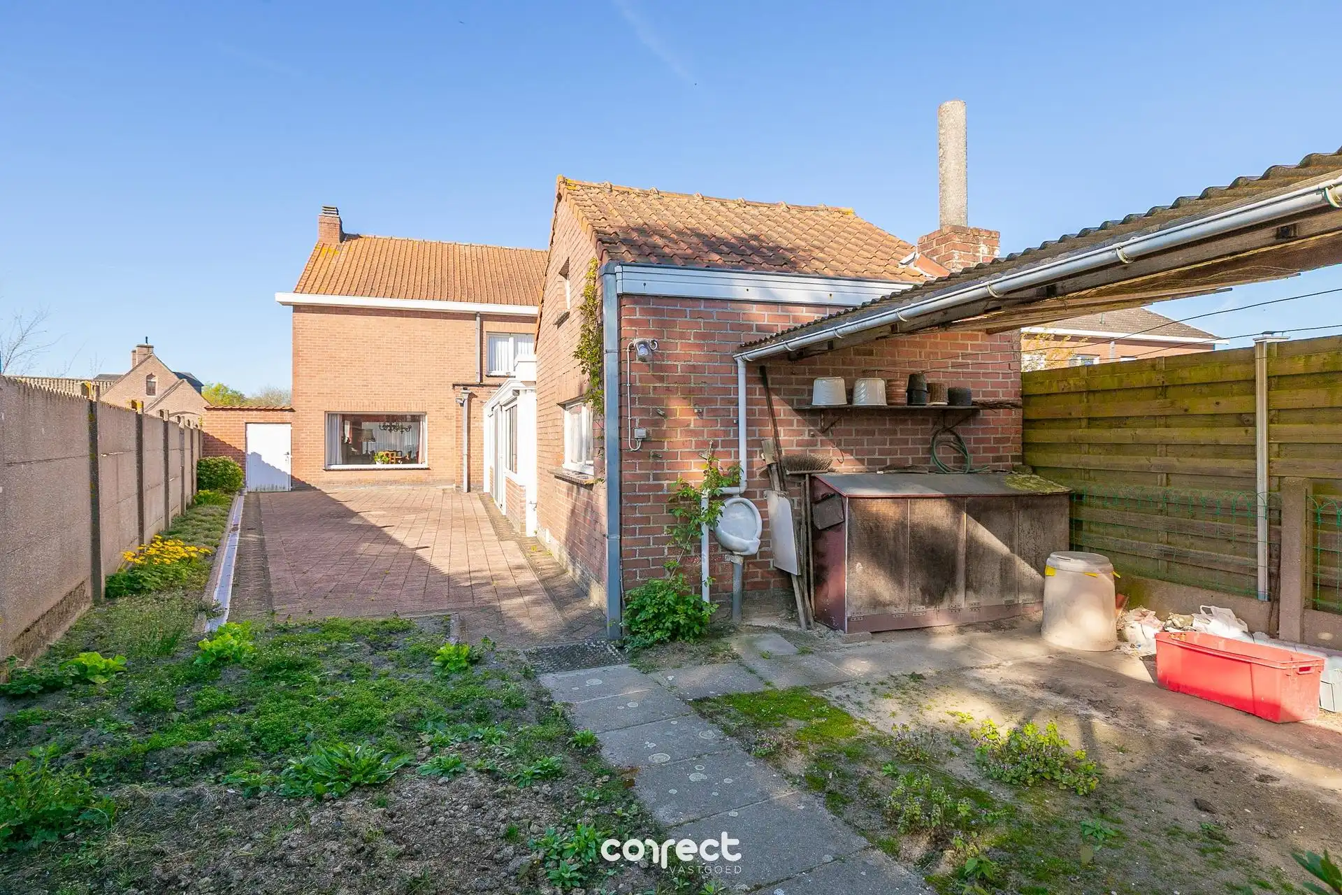 Halfopen bebouwing met 4 slaapkamers, zongerichte tuin, oprit en garage. foto 13