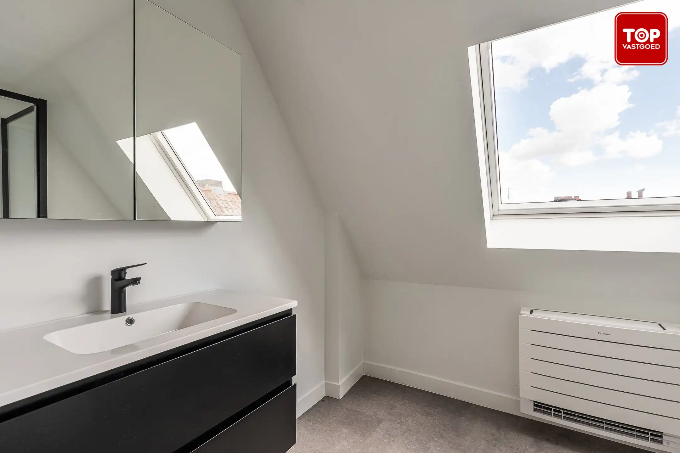 Totaal gerenoveerde woning met EPC B. foto 24