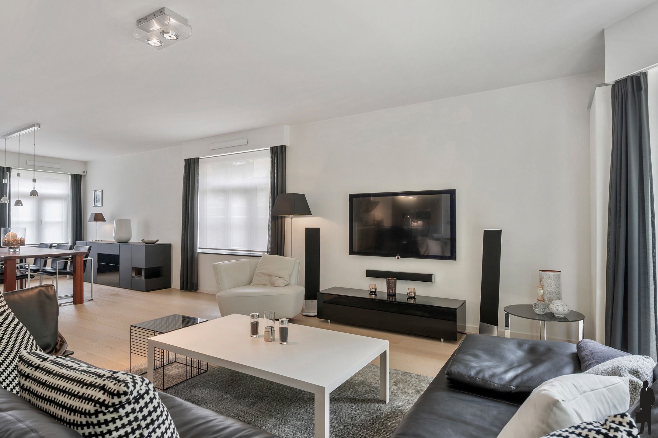 Verrassend instapklare ruime woning op centrale locatie te Brasschaat! foto 4