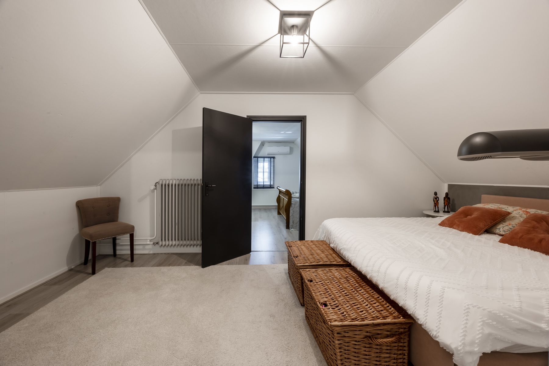 Tijdloze, verrassend ruime villa op grondstuk van 2000m2 foto 24