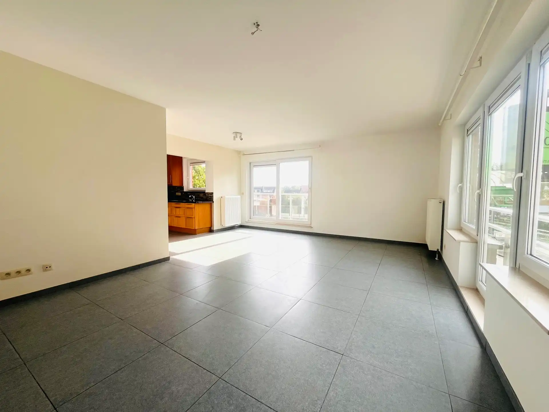 RUIM APPARTEMENT MET TERRAS EN ZICHT OP DE DENDER. foto 4