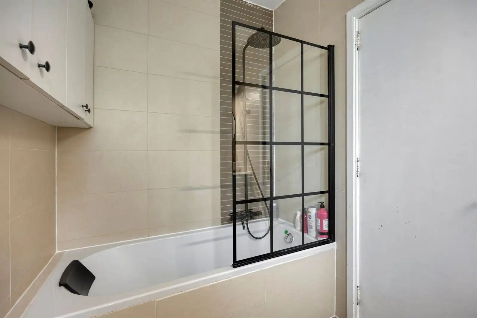 Instapklaar gelijkvloers appartement met 2 slaapkamers, garage en zonnige tuin foto 10