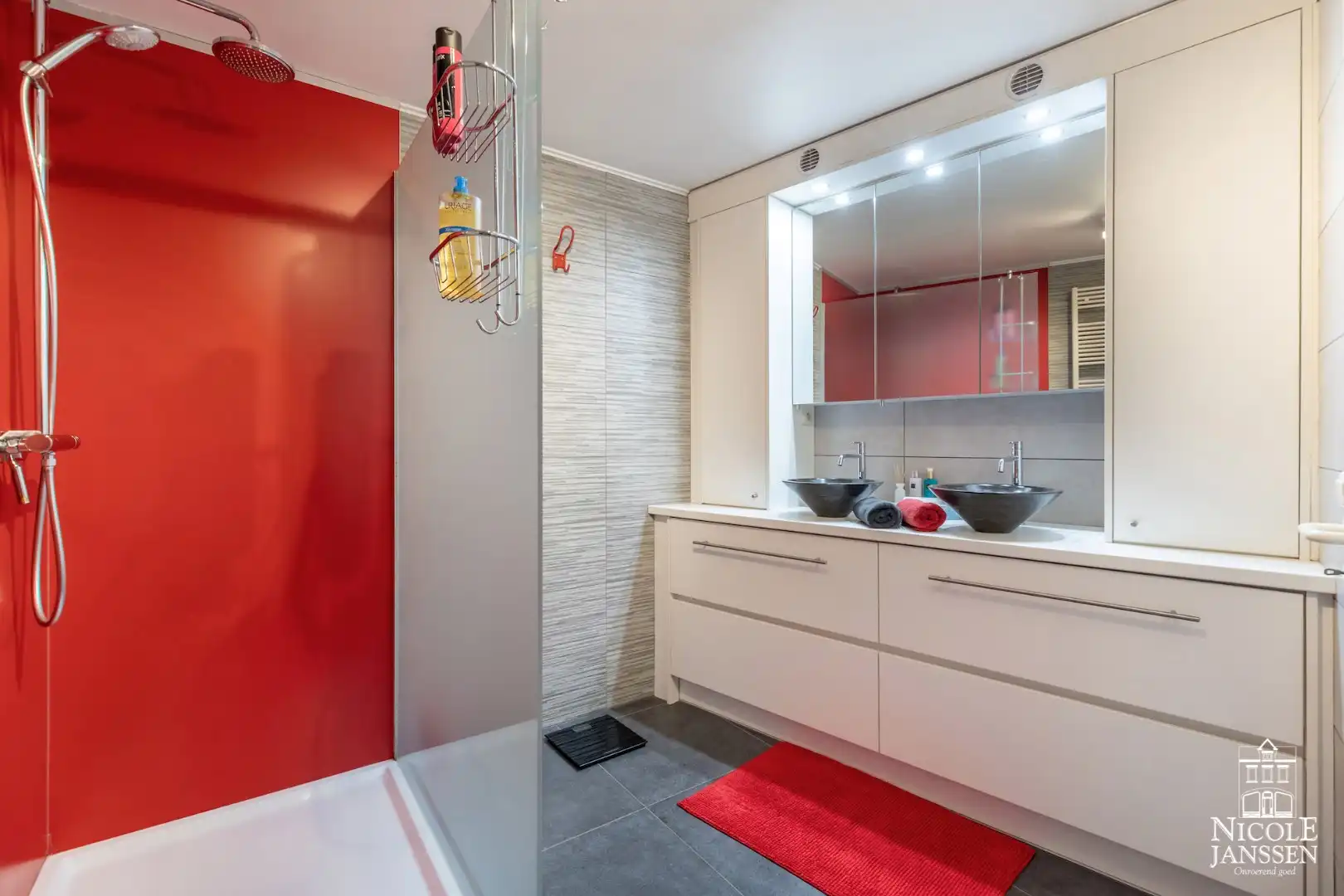 Zeer centraal gelegen en ruim ingedeeld duplex-appartement met mooi terras en garage foto 19