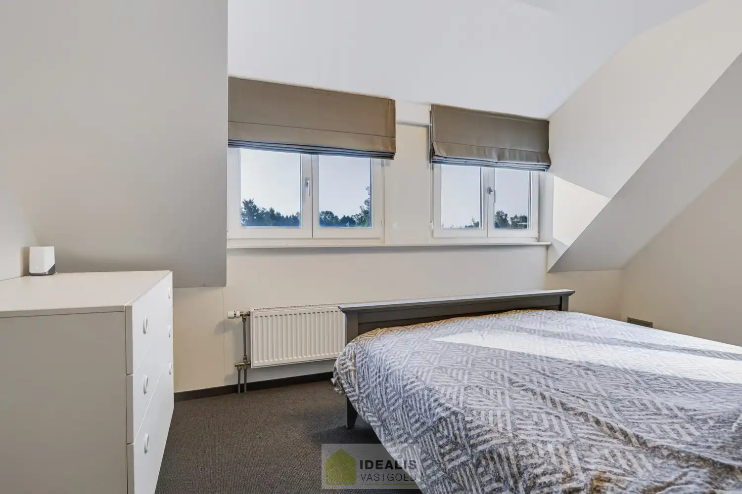 IDEALIS VASTGOED – EEN HUIS OM VERLIEFD OP TE WORDEN! DEZE PRACHTIGE INSTAPKLARE (LEVENSBESTENDIGE) VILLA MET EEN HEERLIJKE LICHTRIJKE LEEFRUIMTE VOORZIEN VAN EEN OPEN KEUKEN, 5 SLAAPKAMERS, 2 BADKAMERS, EEN PERFECT AANGELEGDE TUIN IN ALLE PRIVACY, UITGERUST MET EEN GOED VOORZIENE BUITENKEUKEN EN BIJGEBOUWEN INGERICHT VOOR WELLNESS (HOT TUB) EN BERGRUIMTE! EEN MUST VISIT VOOR ZIJ OP ZOEK NAAR MOOIE HUIZEN! foto 38