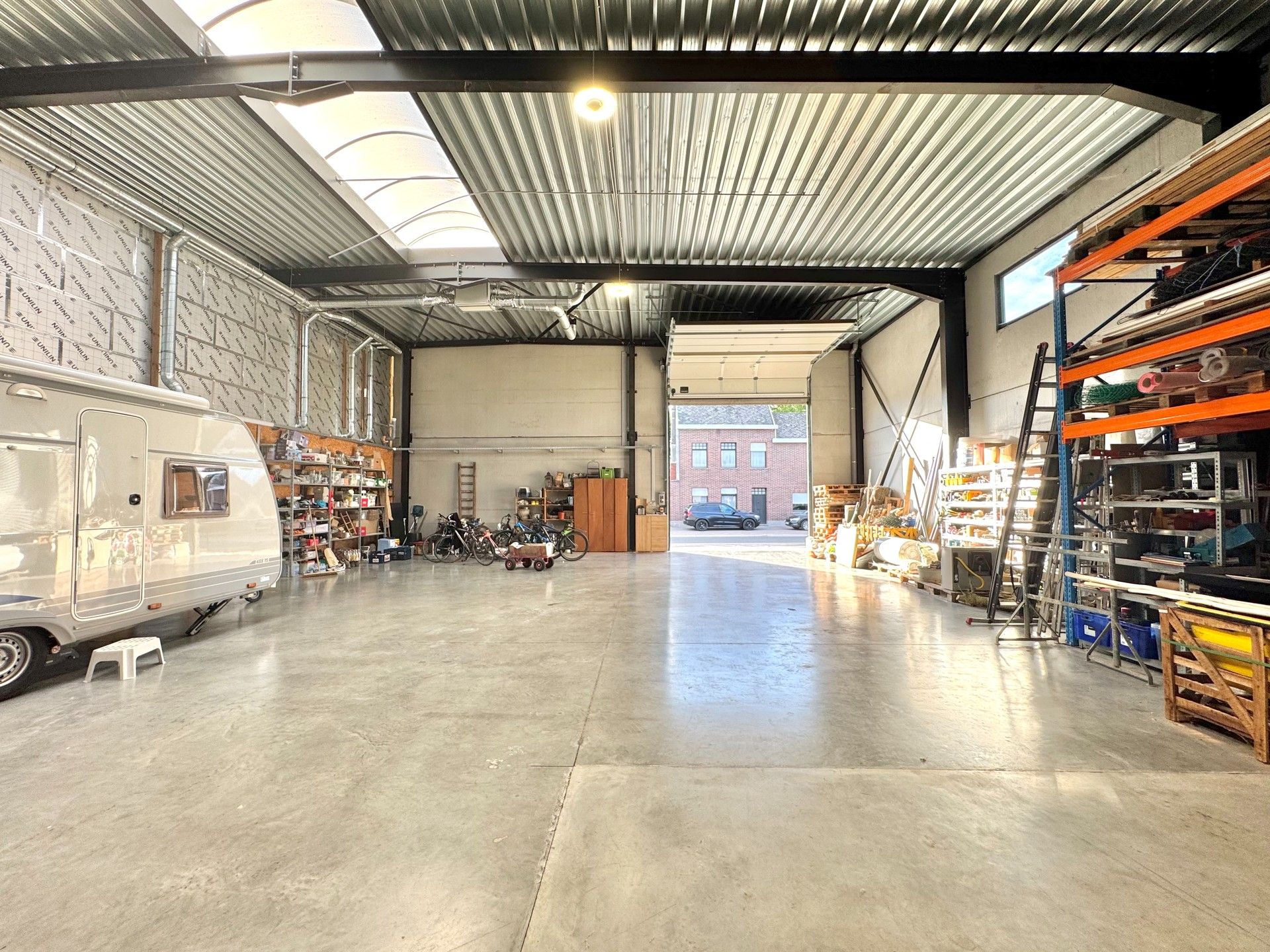 BEDRIJFSLOODS MET INPANDIGE WOONST EN KANTOOR foto 5