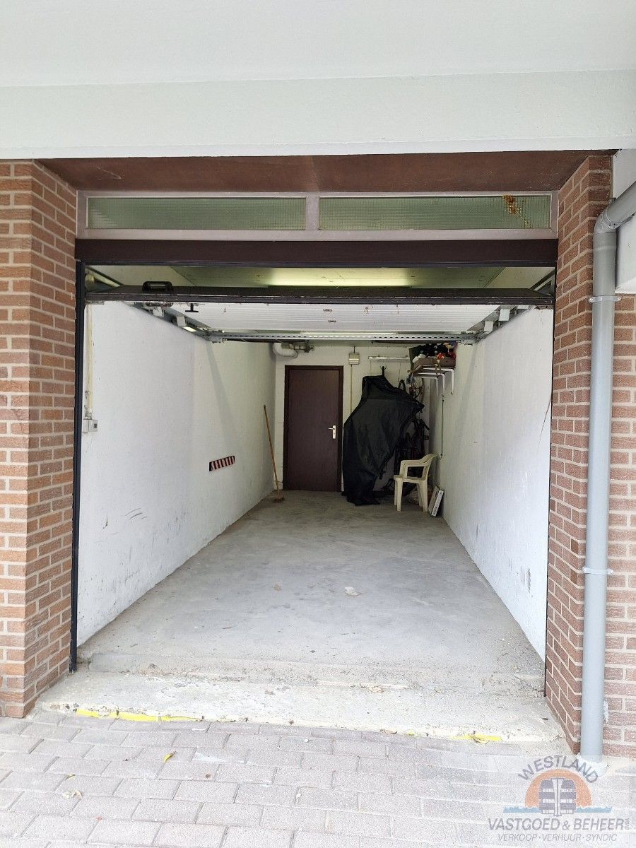 Garage foto {{pictureIndex}}