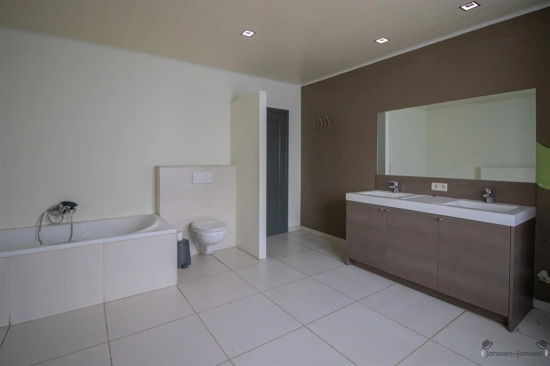 Rustig gelegen villa met min. 5 slaapkamers, ruime garage en zwembad op 1.876 m² foto 9