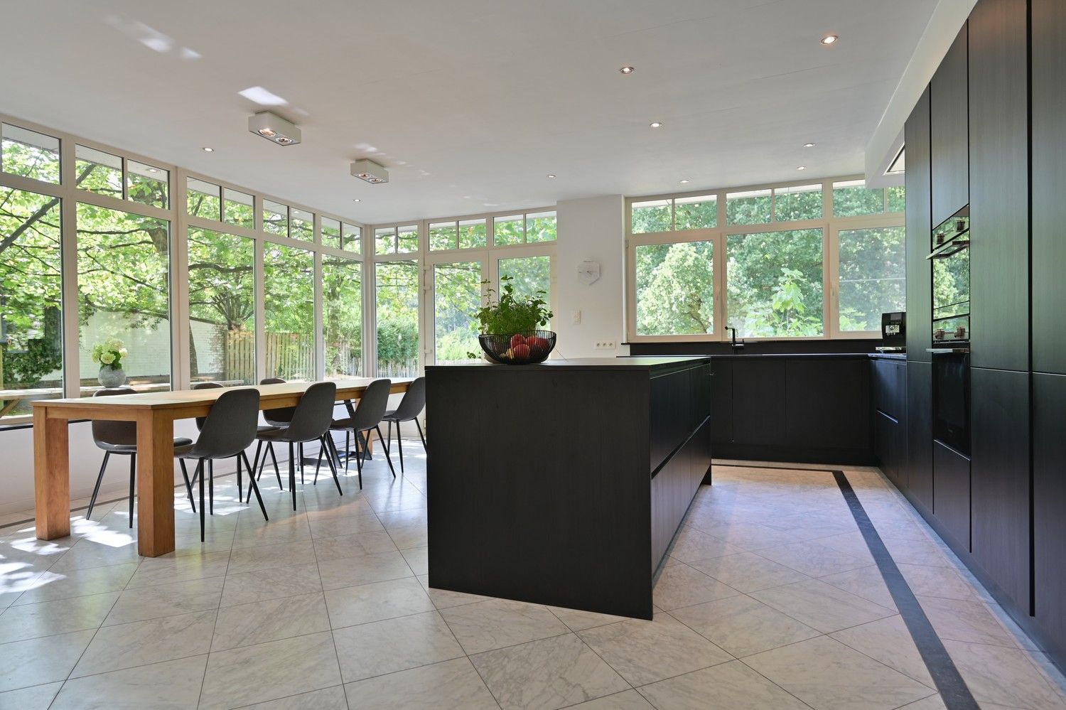 Royale gezinswoning met prachtige leefkeuken op een perceel van 19a, grenzend aan natuurgebied foto 3