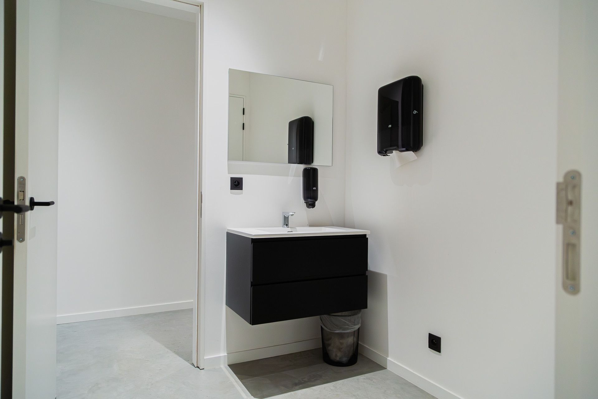 RECENT KANTOORGEBOUW VAN 366M² TE TONGEREN NABIJ E313. foto 18