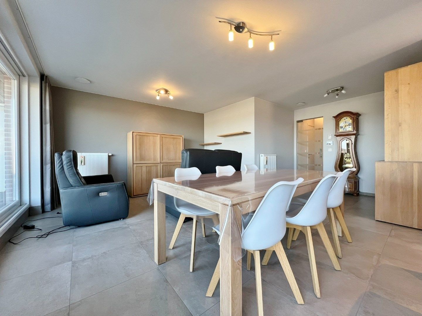 Modern appartement met parkeerplaats en groot zonnig terras met open zicht. foto 3