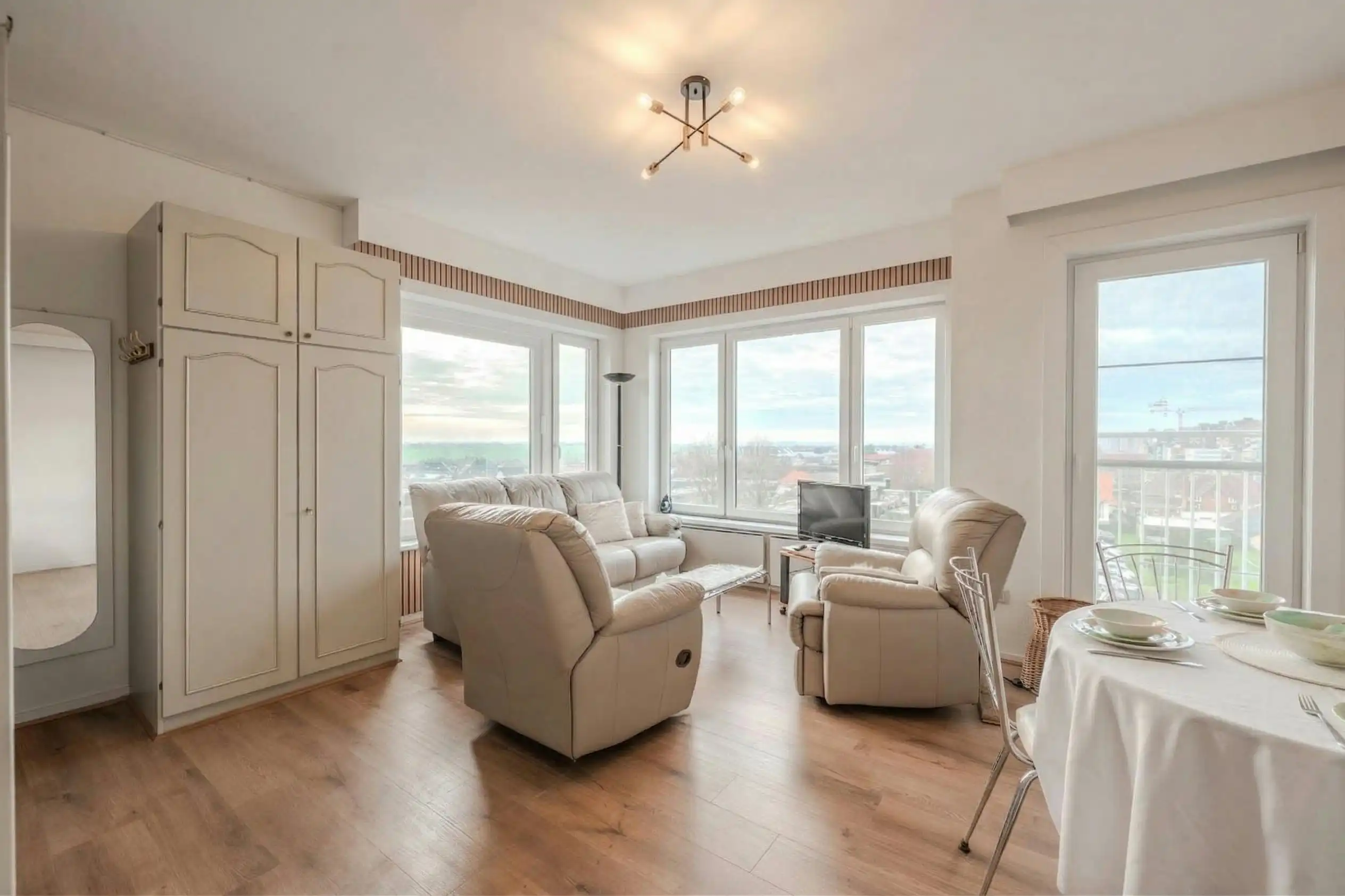 Hoofdfoto van de publicatie: Zonnige hoekstudio met terras en open zicht !