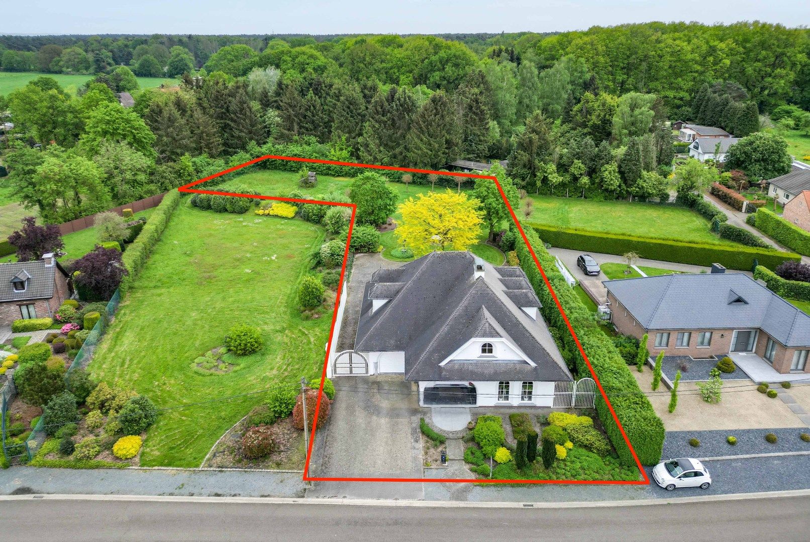 PRESTIGIEUZE VILLA OP RIANT PERCEEL VAN 26A 11CA  !  foto {{pictureIndex}}