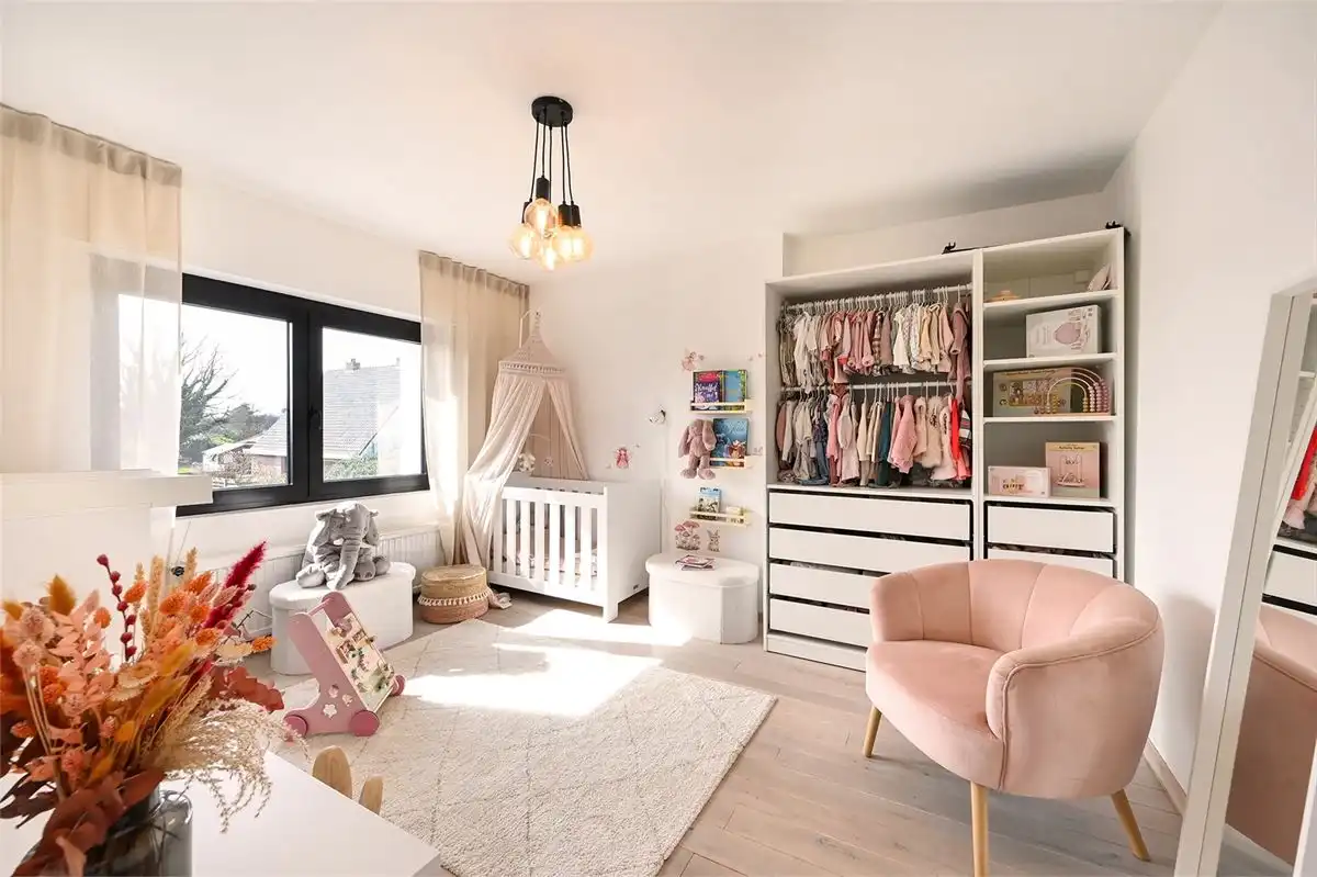 Geheel gerenoveerde woning met leuke tuin en grote garage foto 15