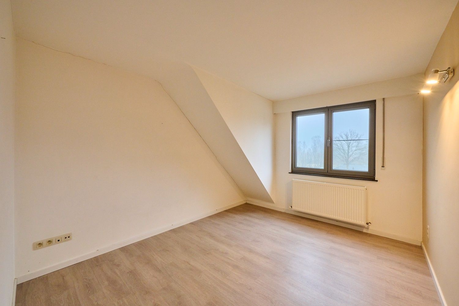 Gunstig gelegen heel ruim, fraai afgewerkte, handelsruimte met afzonderlijk toegankelijke woonstgelegenheid (triplex appartement) foto 27