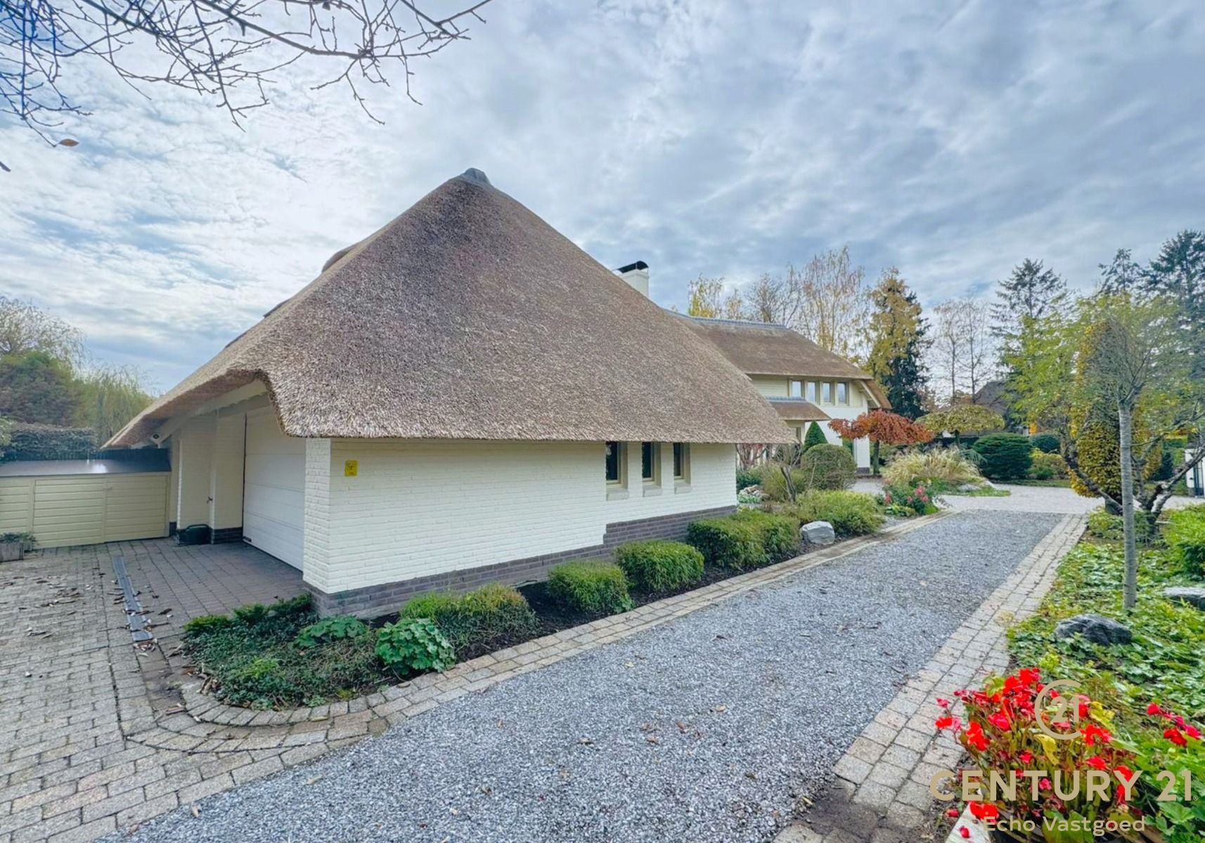 Ruime, charmante villa op royaal perceel met zwembad foto 21