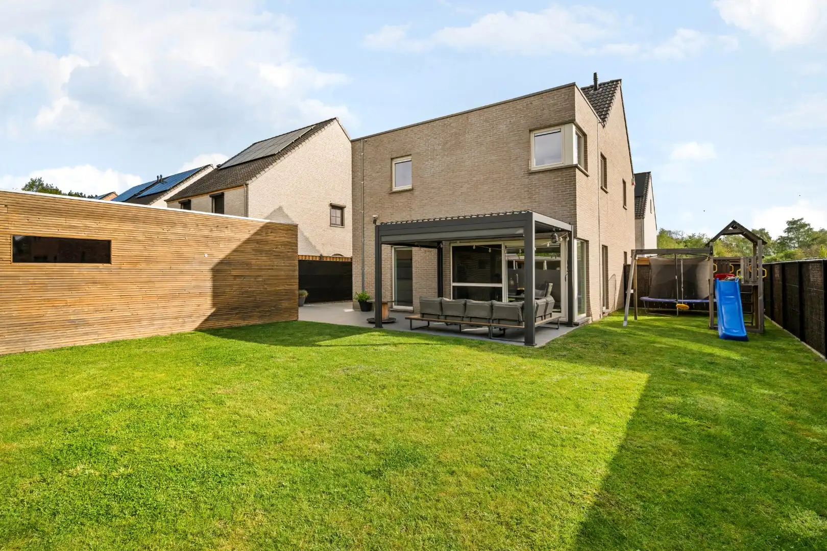 Instapklare, open woning met 4 slaapkamers en dressing, 2 garages en zonnige tuin in Menen foto 2