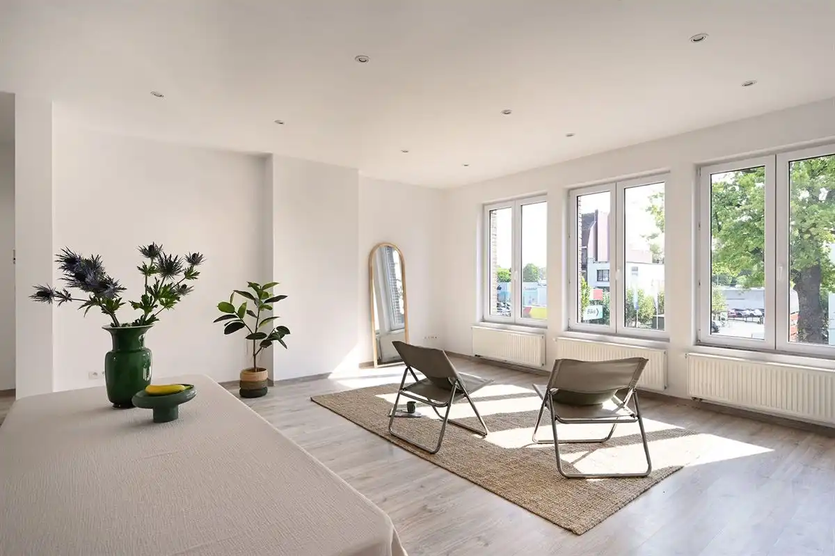 Ruim en lichtrijk appartement te Merksem foto 4