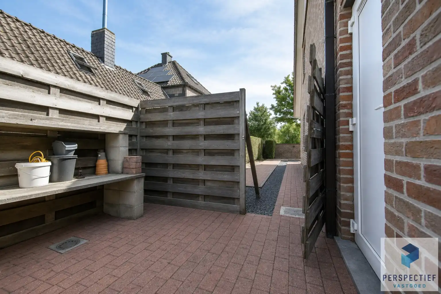 Unieke villa met dubbele garage en opslagplaats/ loods in rustige omgeving foto 26