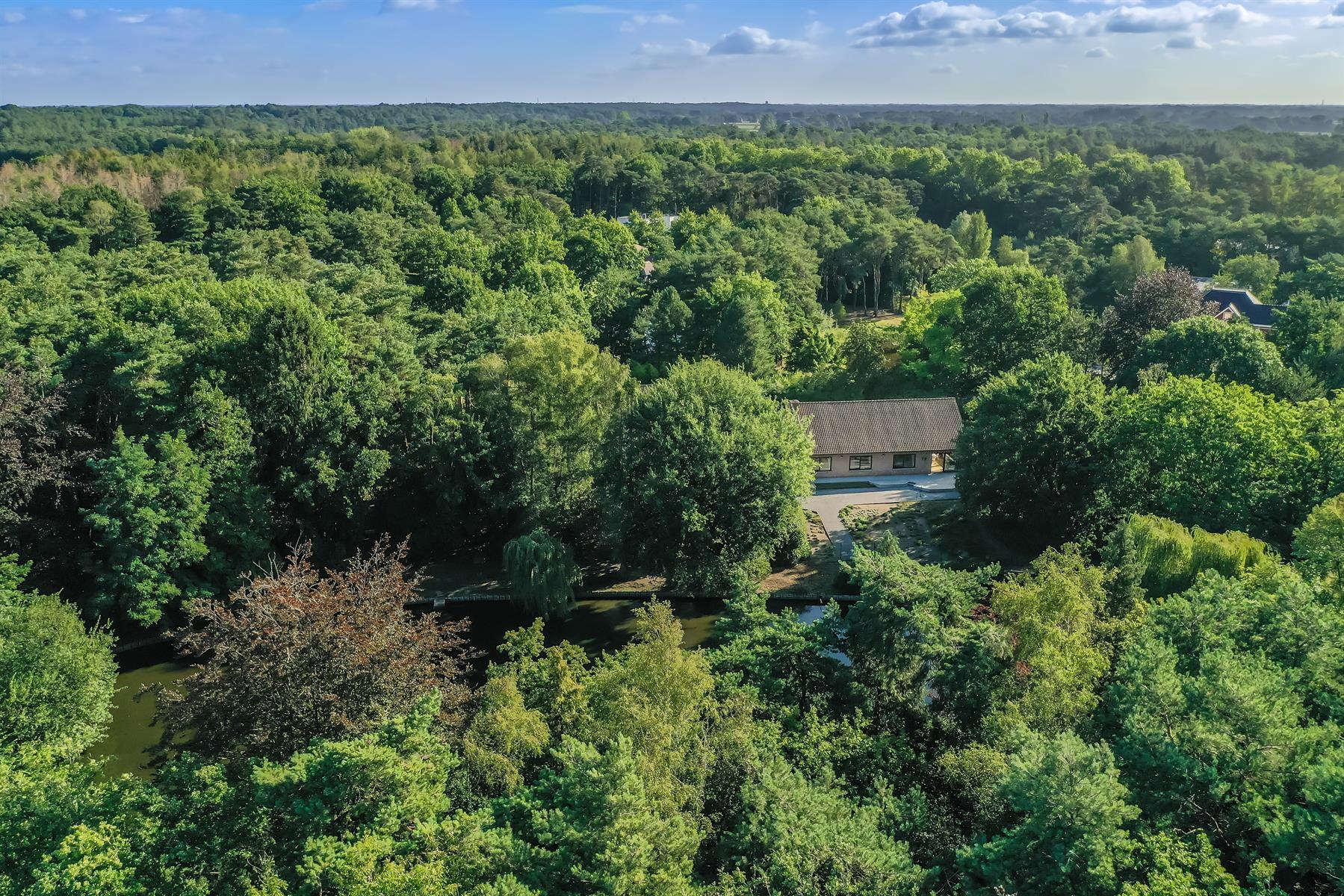 Villa in een oase van groen met zicht op waterpartij foto 5